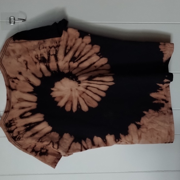 Ladies V Neck Reverse Dye Spiral Design XL Tee - Picture 5 of 5